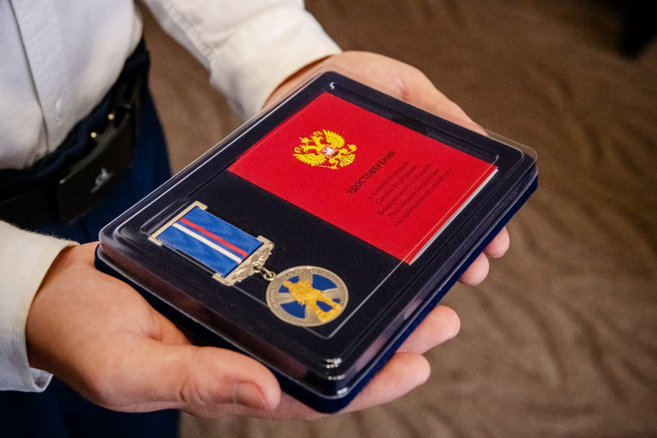 Леонид Пасечник: Вместе с сенаторами от республики Дарьей Лантратовой и Ольгой Бас вручили 17-летнему Игорю Заворотнюку памятную медаль Совета Федерации «За проявленное мужество» Леонид Пасечник: Вместе с сенаторами от республики Дарьей Лантратовой и Ольгой Бас вручили 17-летнему Игорю Заворотнюку памятную медаль Совета Федерации «За проявленное мужество»