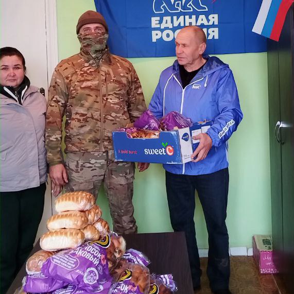 Представители ТИК Белокуракинского района передали гуманитарную помощь военнослужащим Представители ТИК Белокуракинского района передали гуманитарную помощь военнослужащим