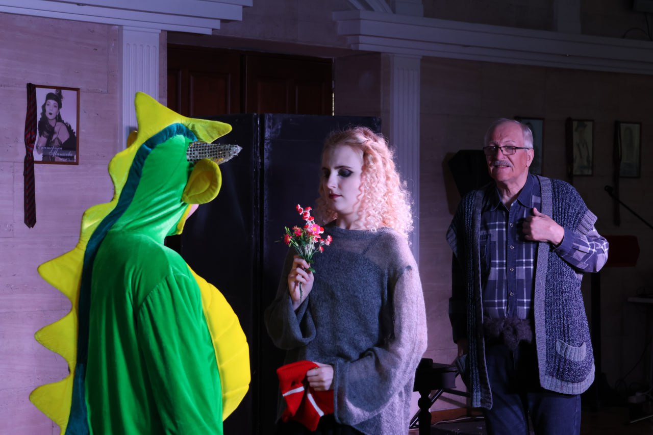 В Луганском академическом русском драматическом театре имени П. Луспекаева в рамках проекта «Культурная среда» состоялась театрализованная программа «Фантазии на тему пьесы Е. Шварца “Дракон”». Постановкой руководила... В Луганском академическом русском драматическом театре имени П. Луспекаева в рамках проекта «Культурная среда» состоялась театрализованная программа «Фантазии на тему пьесы Е. Шварца “Дракон”». Постановкой руководила...