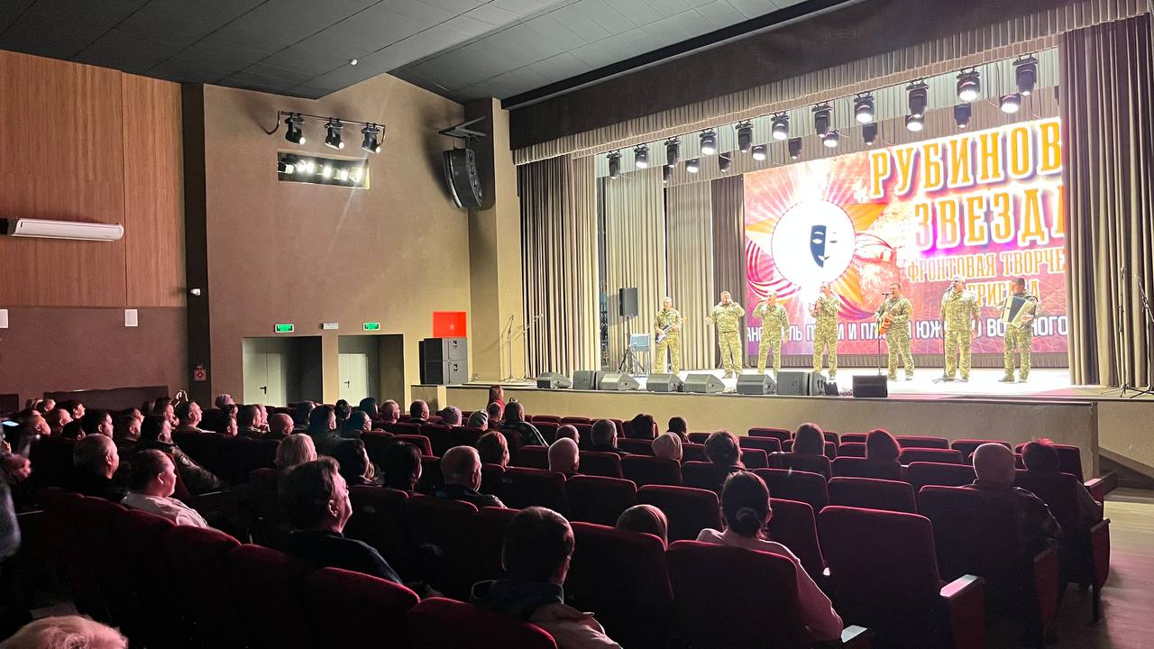 Альберт Зинченко: Сегодня испытал особое чувство гордости и единения, приняв участие в торжественном концерте ко Дню народного единства который прошел в стенах Станично-Луганского дворца культуры Альберт Зинченко: Сегодня испытал особое чувство гордости и единения, приняв участие в торжественном концерте ко Дню народного единства который прошел в стенах Станично-Луганского дворца культуры