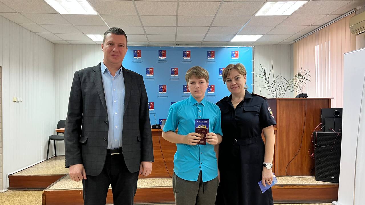 Альберт Зинченко: Сегодня в нашем округе состоялась торжественная церемония вручения первых паспортов юным гражданам России Альберт Зинченко: Сегодня в нашем округе состоялась торжественная церемония вручения первых паспортов юным гражданам России