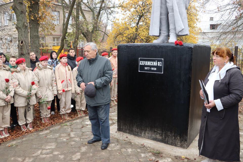 В Стаханове прошло мероприятие у памятника Феликсу Дзержинскому В Стаханове прошло мероприятие у памятника Феликсу Дзержинскому