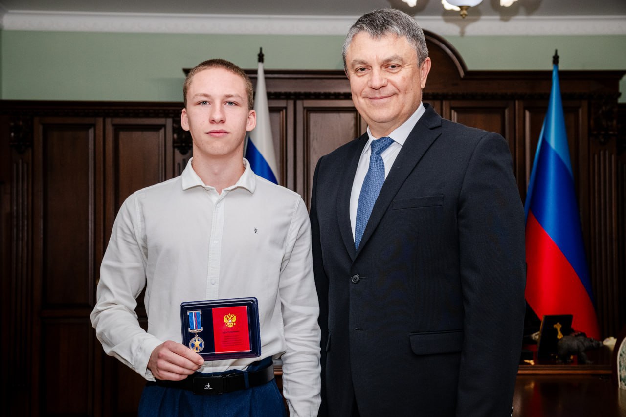 Леонид Пасечник, Дарья Лантратова и Ольга Бас вручили 17-летнему Игорю Заворотнюку памятную медаль Совета Федерации «За проявленное мужество» Леонид Пасечник, Дарья Лантратова и Ольга Бас вручили 17-летнему Игорю Заворотнюку памятную медаль Совета Федерации «За проявленное мужество»