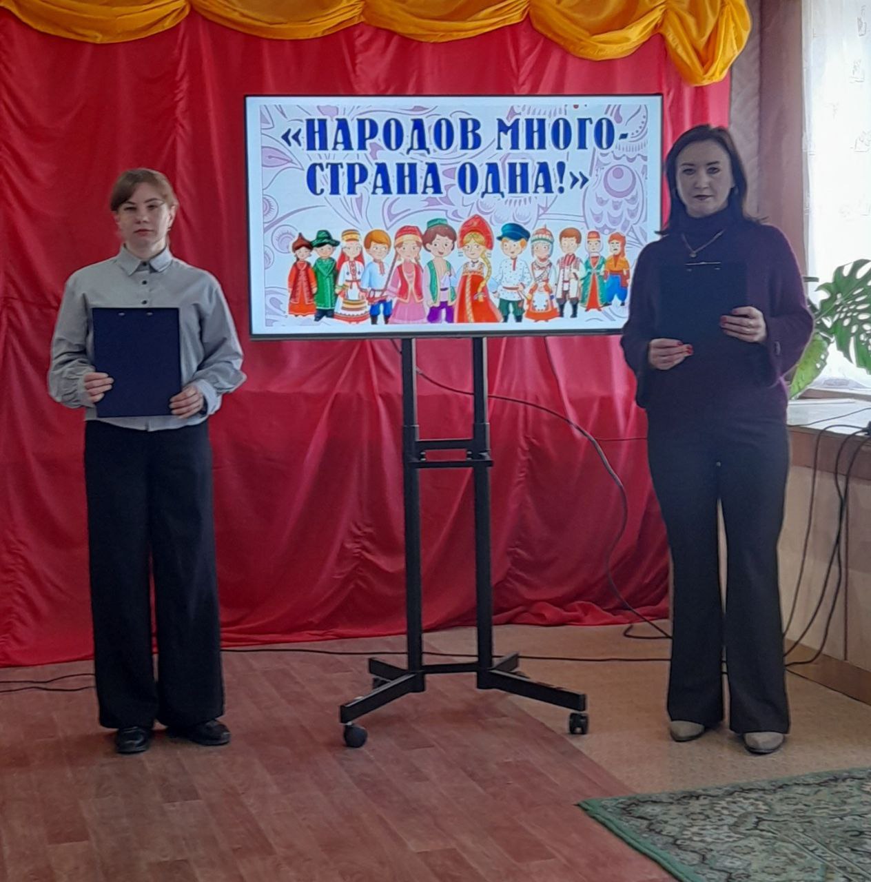 С 1 по 4 ноября во всех структурных подразделениях МБУ «Краснодонский городской Дворец культуры имени «Молодой гвардии» прошли масштабные акции и тематические мероприятия, посвящённые Дню народного единства С 1 по 4 ноября во всех структурных подразделениях МБУ «Краснодонский городской Дворец культуры имени «Молодой гвардии» прошли масштабные акции и тематические мероприятия, посвящённые Дню народного единства