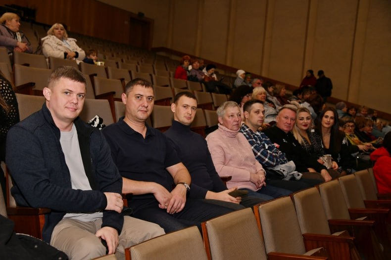 Красноярские артисты дарят Свердловску незабываемые встречи Красноярские артисты дарят Свердловску незабываемые встречи