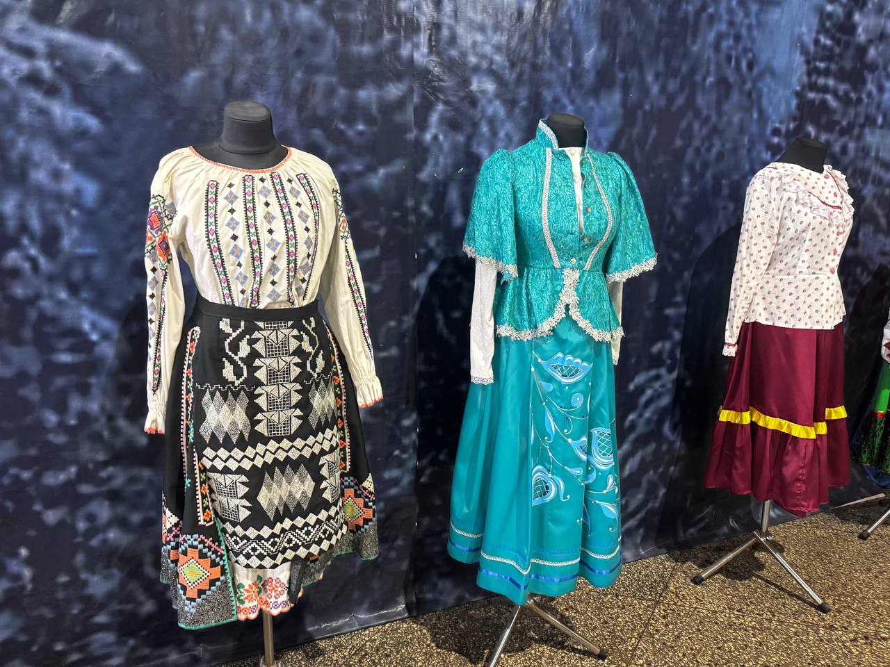 В честь Дня народного единства в Алчевске состоялось открытие выставки национальных костюмов, которая демонстрирует богатство и многообразие культурного наследия народов, населяющих нашу страну В честь Дня народного единства в Алчевске состоялось открытие выставки национальных костюмов, которая демонстрирует богатство и многообразие культурного наследия народов, населяющих нашу страну