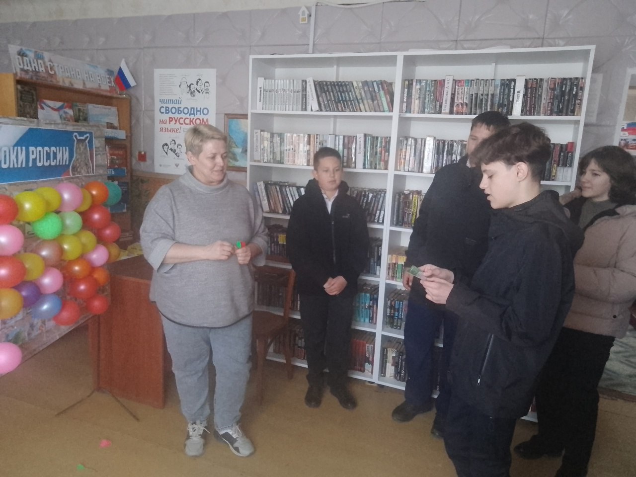 В Лутугинской центральной районной библиотеке прошла интеллектуальная игра «Знатоки России»