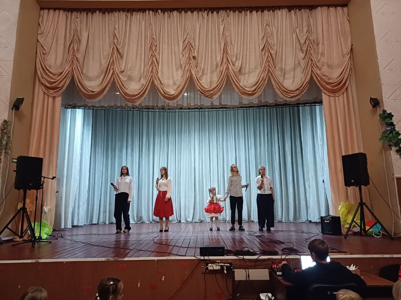 В Зоринском Доме культуры «Шахтер» прошла праздничная программа "Единство в нас", посвященная Дню народного единства В Зоринском Доме культуры «Шахтер» прошла праздничная программа "Единство в нас", посвященная Дню народного единства