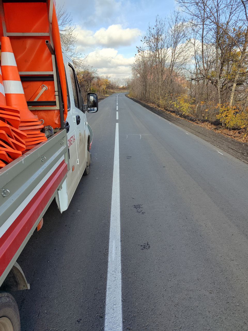 На автодороге Садово-Хрустальненский – Красный Луч с подъездом к «Миус-фронту» нанесли дорожную разметку На автодороге Садово-Хрустальненский – Красный Луч с подъездом к «Миус-фронту» нанесли дорожную разметку