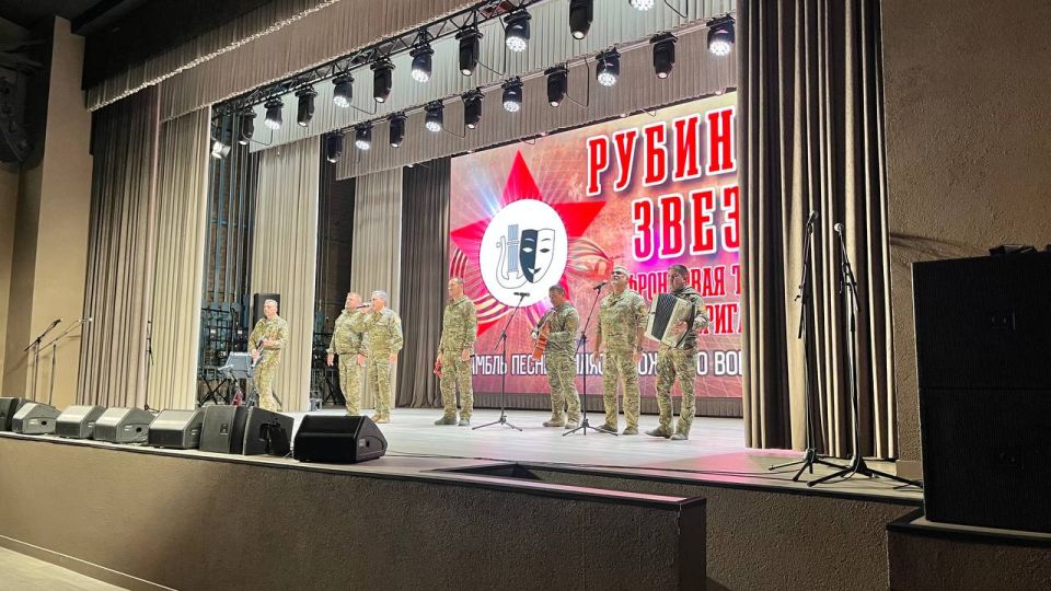 Альберт Зинченко: Сегодня испытал особое чувство гордости и единения, приняв участие в торжественном концерте ко Дню народного единства который прошел в стенах Станично-Луганского дворца культуры Альберт Зинченко: Сегодня испытал особое чувство гордости и единения, приняв участие в торжественном концерте ко Дню народного единства который прошел в стенах Станично-Луганского дворца культуры