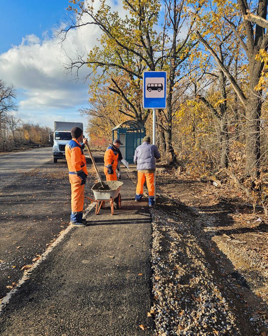 На автодороге Желобок — Крымское — Пришиб установили новые дорожные знаки и выполнили работы по укреплению обочин