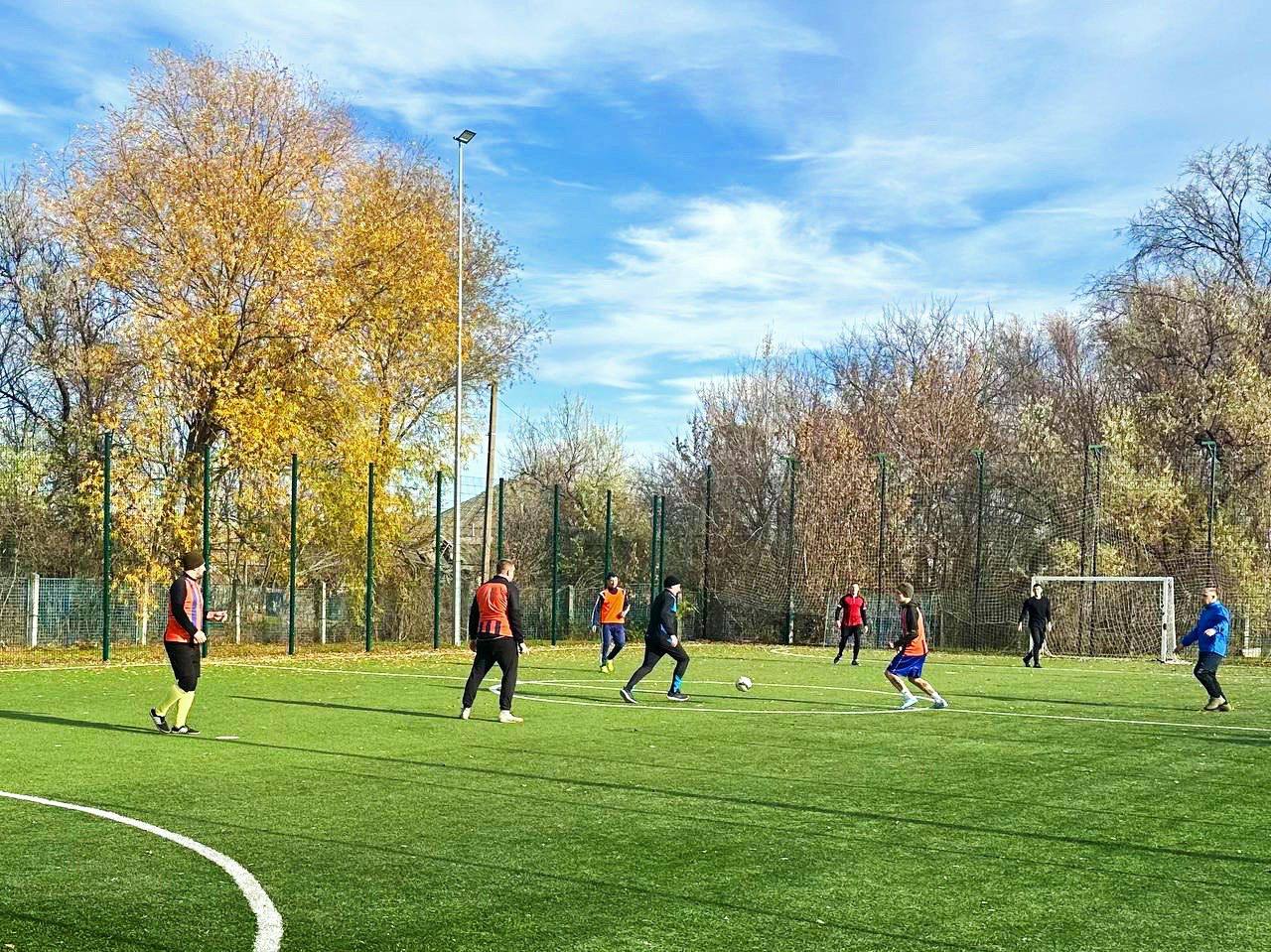 Спорт объединяет: Станично-Луганский округ отметил День народного единства турниром по мини-футболу Спорт объединяет: Станично-Луганский округ отметил День народного единства турниром по мини-футболу