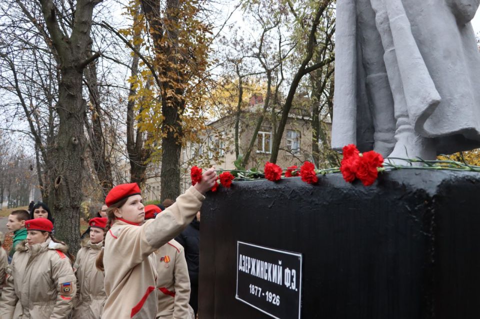 В Стаханове прошло мероприятие у памятника Феликсу Дзержинскому В Стаханове прошло мероприятие у памятника Феликсу Дзержинскому