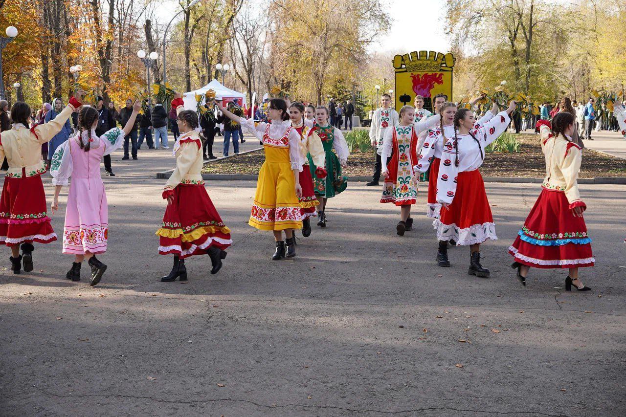 4 ноября сотрудники Райгородского СДК в День народного единства в луганском парке им. М. Горького приняли участие в масштабном культурном мероприятии 4 ноября сотрудники Райгородского СДК в День народного единства в луганском парке им. М. Горького приняли участие в масштабном культурном мероприятии