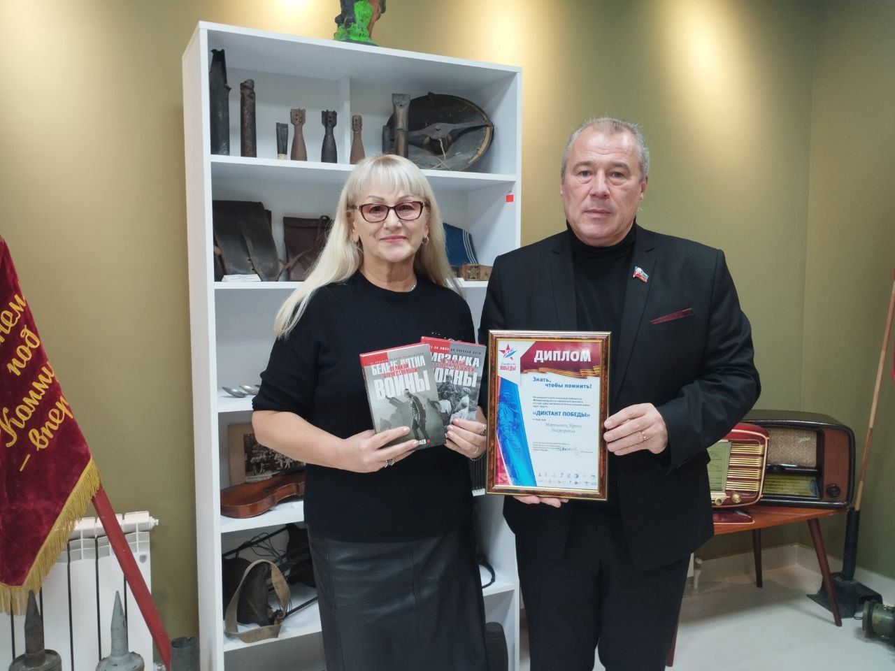 Депутат Народного Совета ЛНР Юрий Юров, координатор федерального проекта «Единая Россия» «Историческая память» по ЛНР поздравил директора Перевальского музея Ирину Мартынюк с региональной победой в Международном историческом...
