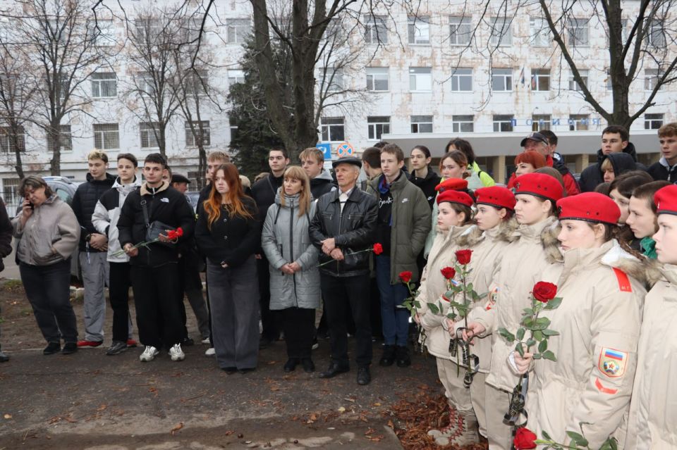 В Стаханове прошло мероприятие у памятника Феликсу Дзержинскому В Стаханове прошло мероприятие у памятника Феликсу Дзержинскому