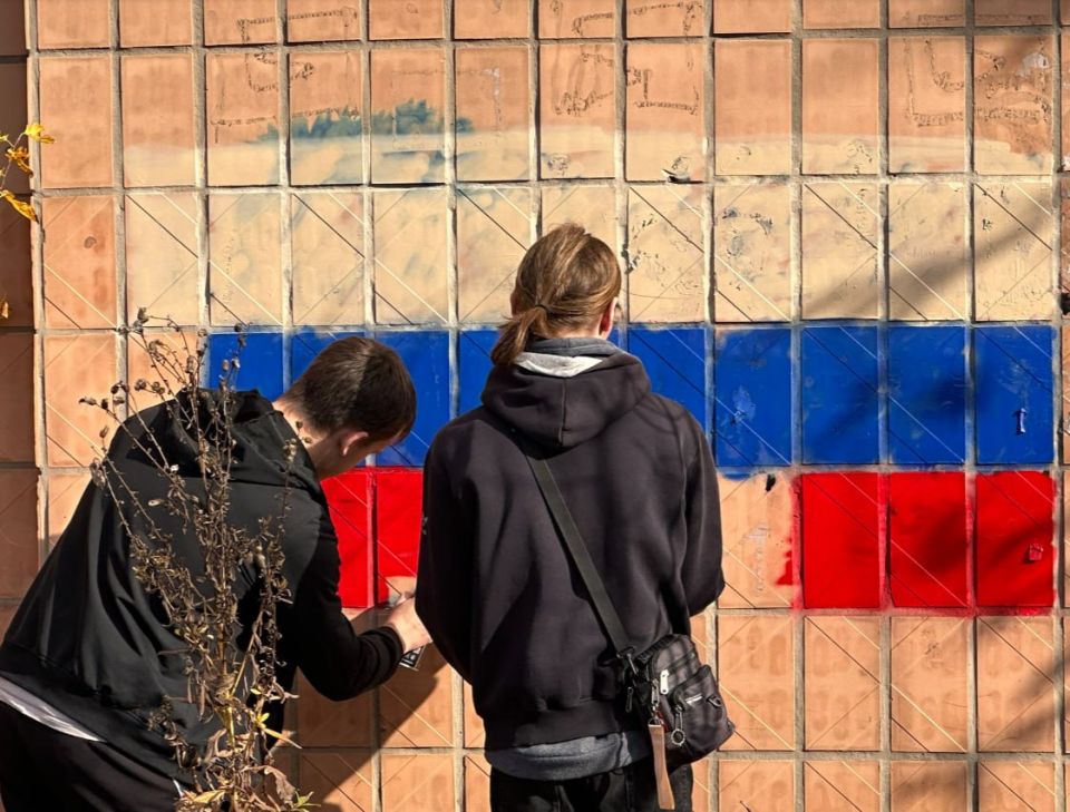 В Краснодоне прошла молодежная антинаркотическая акция «Чистые стены» В Краснодоне прошла молодежная антинаркотическая акция «Чистые стены»