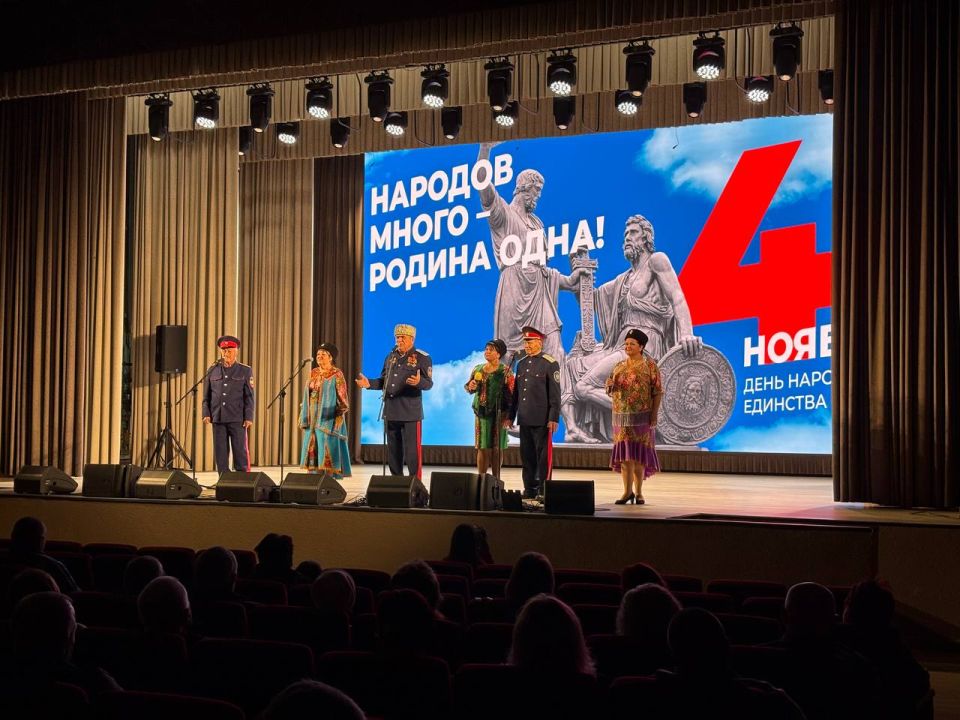 Альберт Зинченко: Сегодня испытал особое чувство гордости и единения, приняв участие в торжественном концерте ко Дню народного единства который прошел в стенах Станично-Луганского дворца культуры Альберт Зинченко: Сегодня испытал особое чувство гордости и единения, приняв участие в торжественном концерте ко Дню народного единства который прошел в стенах Станично-Луганского дворца культуры