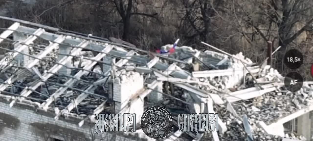 Триколор в Волчанске. Сегодня появились кадры, как наши бойцы из 128 бригады вывесили российский флаг над одним из зданий, фактически ознаменовав освобождение Волчанска — города, бои за который начались 13 мая 2024 года