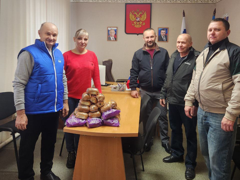 Представители ТИК Белокуракинского района передали гуманитарную помощь военнослужащим