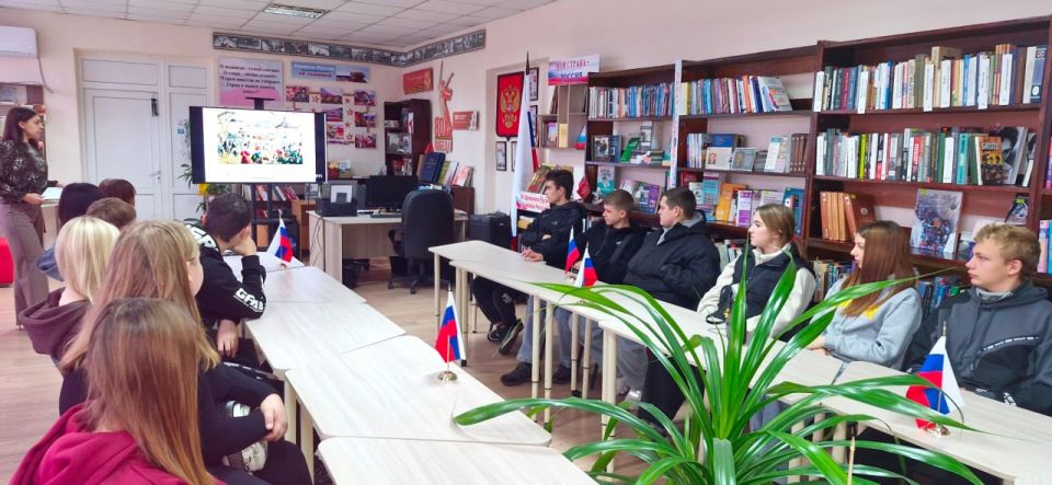 5 ноября в рамках празднования Дня народного единства в Славяносербской ЦБ состоялся историко-информационный час «В единстве народов – сила России» для студентов Славяносербского техникума ЛГАУ 5 ноября в рамках празднования Дня народного единства в Славяносербской ЦБ состоялся историко-информационный час «В единстве народов – сила России» для студентов Славяносербского техникума ЛГАУ