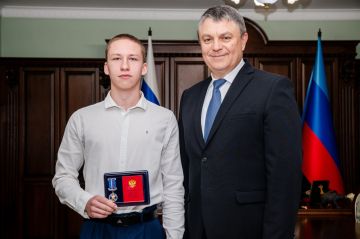 Старшекласснику из Станично-Луганского района Игорю Заворотнюку вручили медаль за мужество