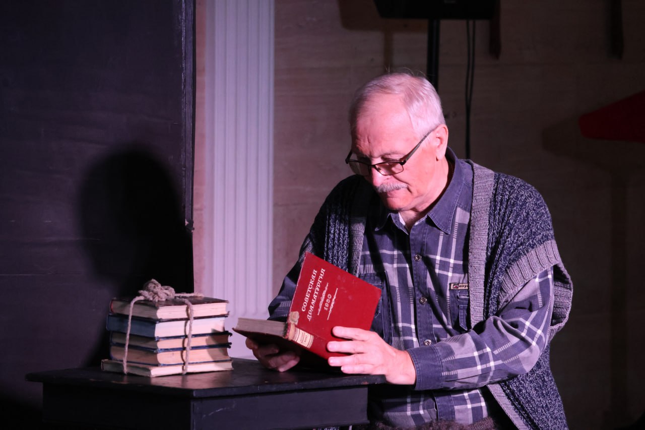 В Луганском академическом русском драматическом театре имени П. Луспекаева в рамках проекта «Культурная среда» состоялась театрализованная программа «Фантазии на тему пьесы Е. Шварца “Дракон”». Постановкой руководила... В Луганском академическом русском драматическом театре имени П. Луспекаева в рамках проекта «Культурная среда» состоялась театрализованная программа «Фантазии на тему пьесы Е. Шварца “Дракон”». Постановкой руководила...