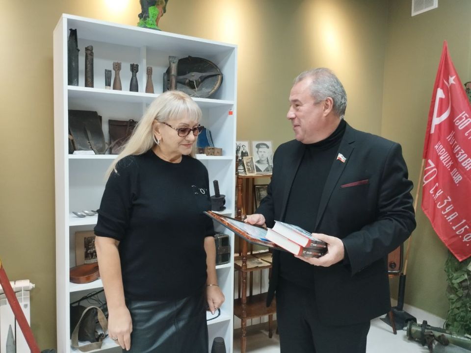 Депутат Народного Совета ЛНР Юрий Юров, координатор федерального проекта «Единая Россия» «Историческая память» по ЛНР поздравил директора Перевальского музея Ирину Мартынюк с региональной победой в Международном историческом... Депутат Народного Совета ЛНР Юрий Юров, координатор федерального проекта «Единая Россия» «Историческая память» по ЛНР поздравил директора Перевальского музея Ирину Мартынюк с региональной победой в Международном историческом...