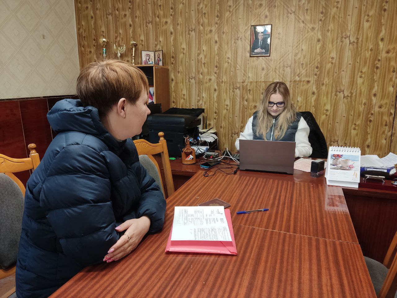 Сегодня в отделе жизнеобеспечения г. Вахрушево состоялся очередной выездной прием мобильного офиса МФЦ ЛНР