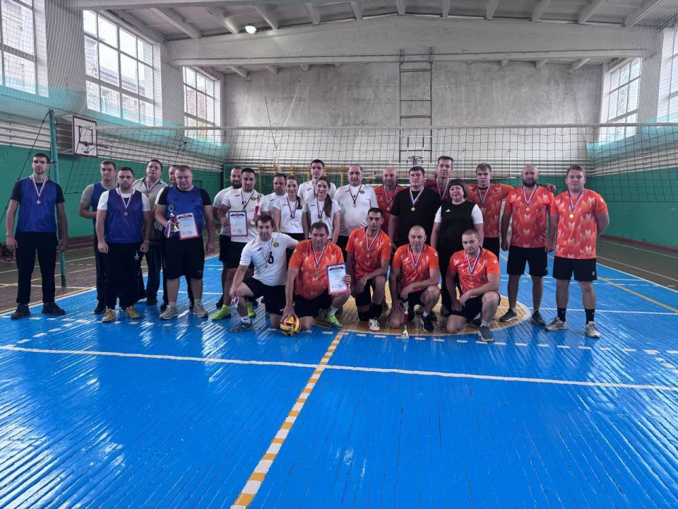 На базе Старобельской ДЮСШ прошёл турнир по волейболу, посвящённый Дню народного единства На базе Старобельской ДЮСШ прошёл турнир по волейболу, посвящённый Дню народного единства
