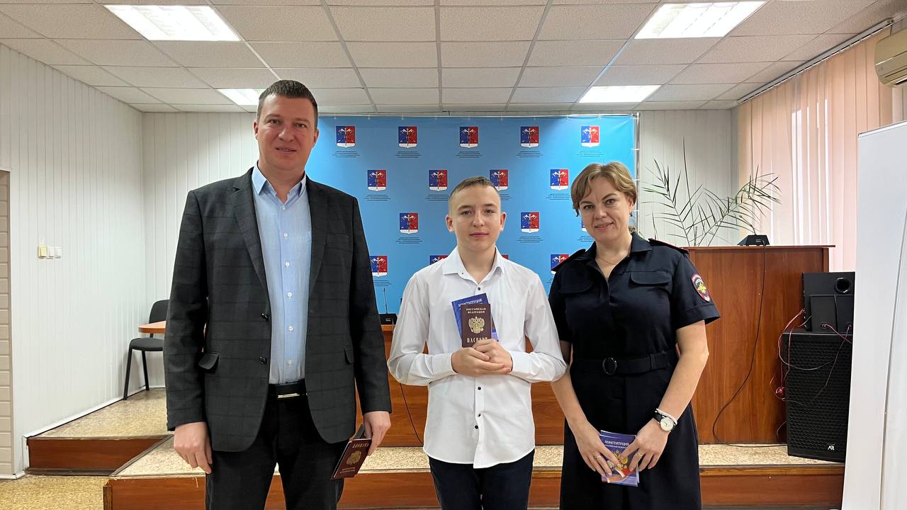 Альберт Зинченко: Сегодня в нашем округе состоялась торжественная церемония вручения первых паспортов юным гражданам России Альберт Зинченко: Сегодня в нашем округе состоялась торжественная церемония вручения первых паспортов юным гражданам России