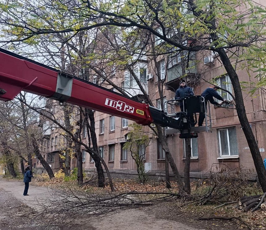 Коммунальные службы проводят работы на территории города Коммунальные службы проводят работы на территории города