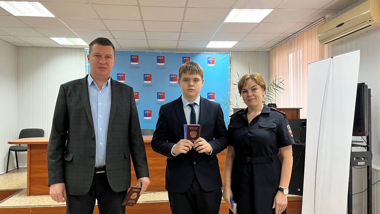 Альберт Зинченко: Сегодня в нашем округе состоялась торжественная церемония вручения первых паспортов юным гражданам России Альберт Зинченко: Сегодня в нашем округе состоялась торжественная церемония вручения первых паспортов юным гражданам России