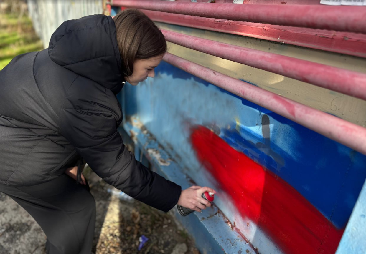 В Краснодоне прошла молодежная антинаркотическая акция «Чистые стены»