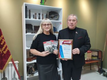 Депутат Народного Совета ЛНР Юрий Юров, координатор федерального проекта «Единая Россия» «Историческая память» по ЛНР поздравил директора Перевальского музея Ирину Мартынюк с региональной победой в Международном историческом...