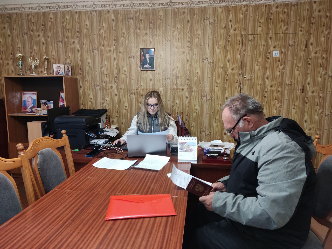 Сегодня в отделе жизнеобеспечения г. Вахрушево состоялся очередной выездной прием мобильного офиса МФЦ ЛНР Сегодня в отделе жизнеобеспечения г. Вахрушево состоялся очередной выездной прием мобильного офиса МФЦ ЛНР