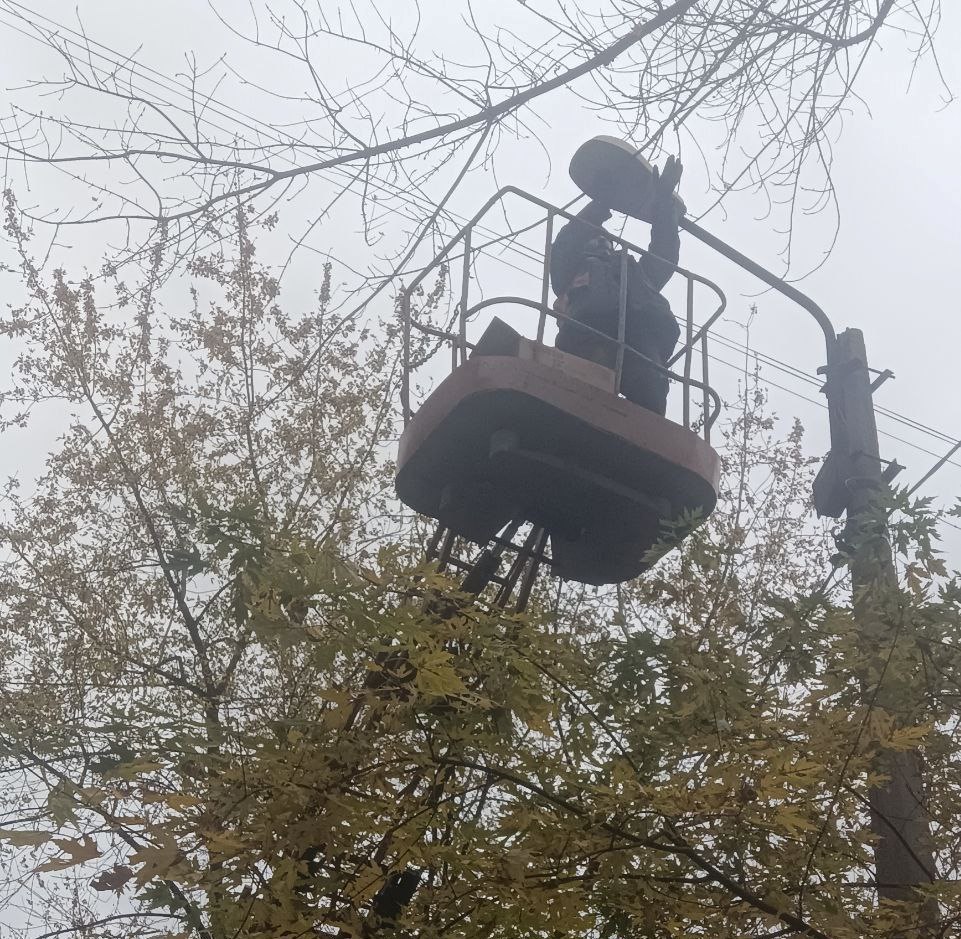 Коммунальные службы проводят работы на территории города Коммунальные службы проводят работы на территории города