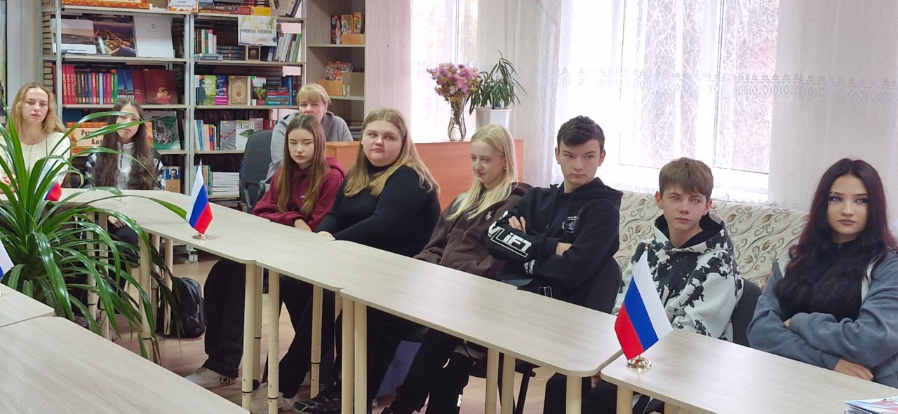 5 ноября в рамках празднования Дня народного единства в Славяносербской ЦБ состоялся историко-информационный час «В единстве народов – сила России» для студентов Славяносербского техникума ЛГАУ