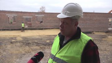 В новом здании патологоанатомического отделения Краснодонской многопрофильной больницы продолжают возведение перегородок