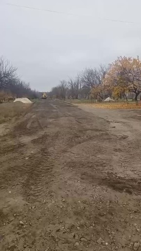 В луганском поселке Тельмана замечена дорожная техника: под новый асфальт готовят улицу Руставели