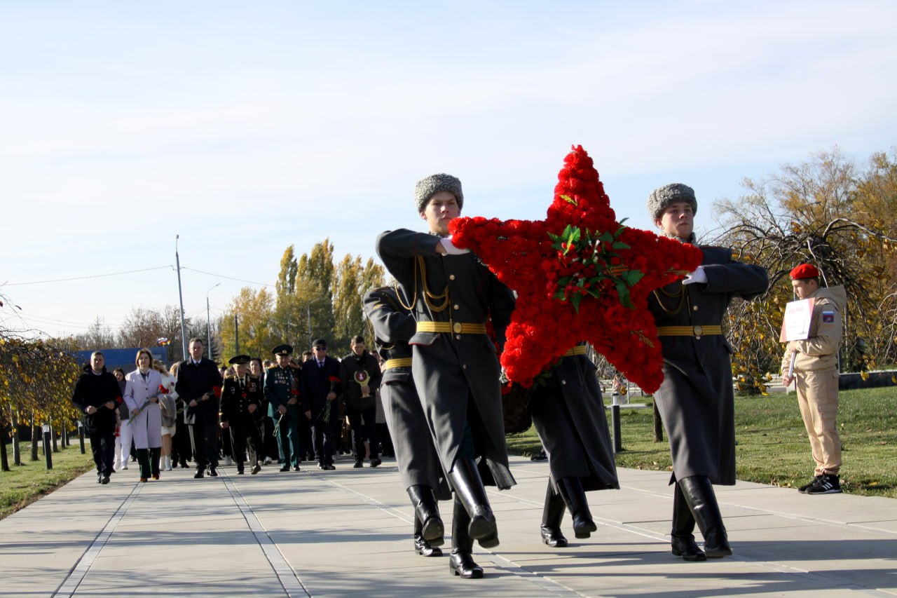 В рамках празднования Дня народного единства директор Луганского центра народного творчества Василий Яровой посетил серию методических и торжественных мероприятий в Ростовской области В рамках празднования Дня народного единства директор Луганского центра народного творчества Василий Яровой посетил серию методических и торжественных мероприятий в Ростовской области