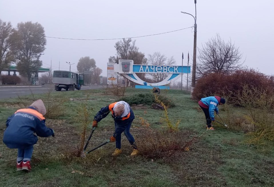Коммунальные службы проводят работы на территории города Коммунальные службы проводят работы на территории города