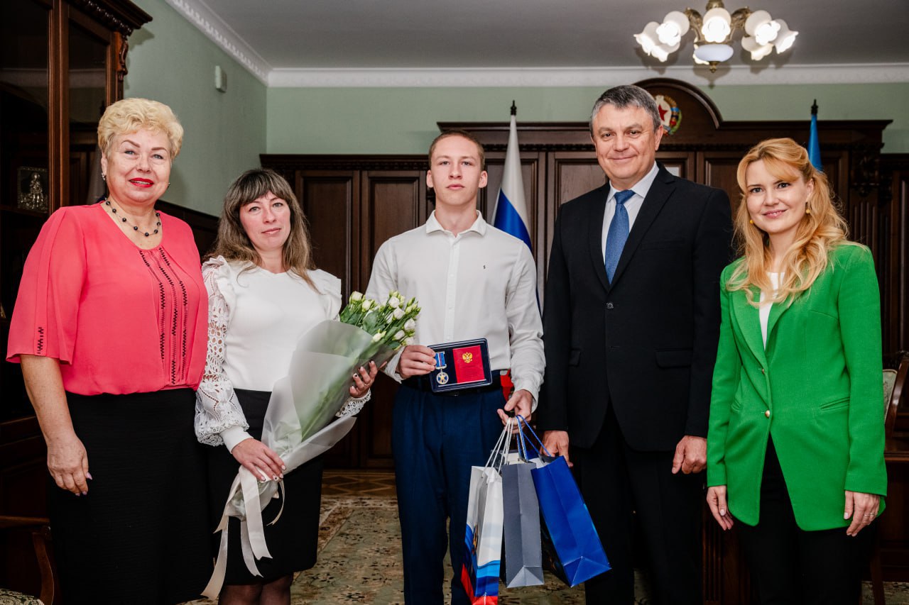 Леонид Пасечник, Дарья Лантратова и Ольга Бас вручили 17-летнему Игорю Заворотнюку памятную медаль Совета Федерации «За проявленное мужество»