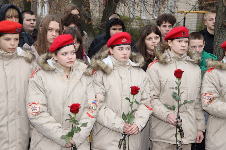 В Стаханове прошло мероприятие у памятника Феликсу Дзержинскому В Стаханове прошло мероприятие у памятника Феликсу Дзержинскому