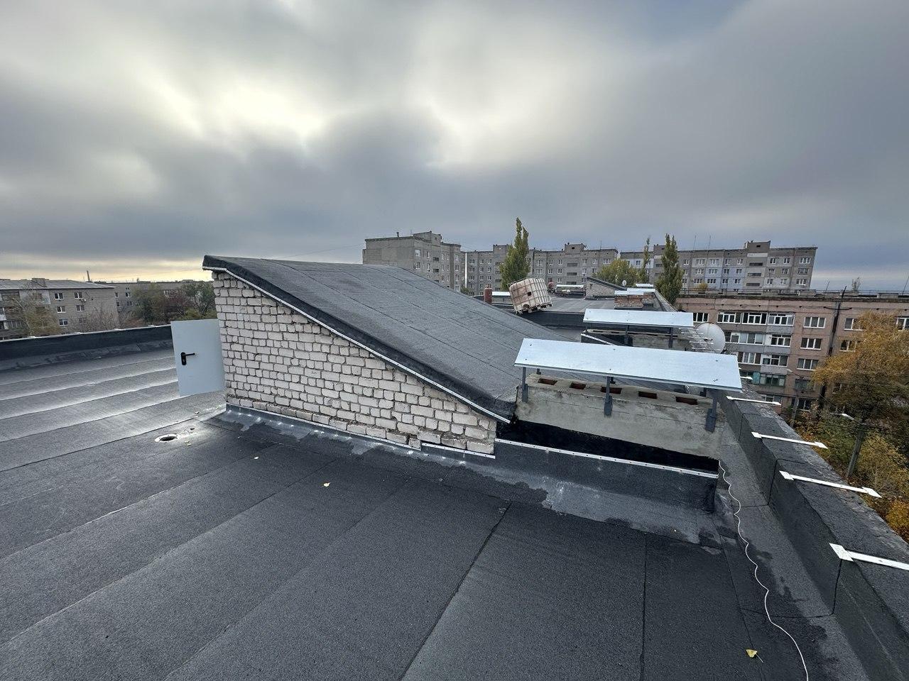 Регион-шеф завершает капремонт крыши дома в Перевальске Регион-шеф завершает капремонт крыши дома в Перевальске