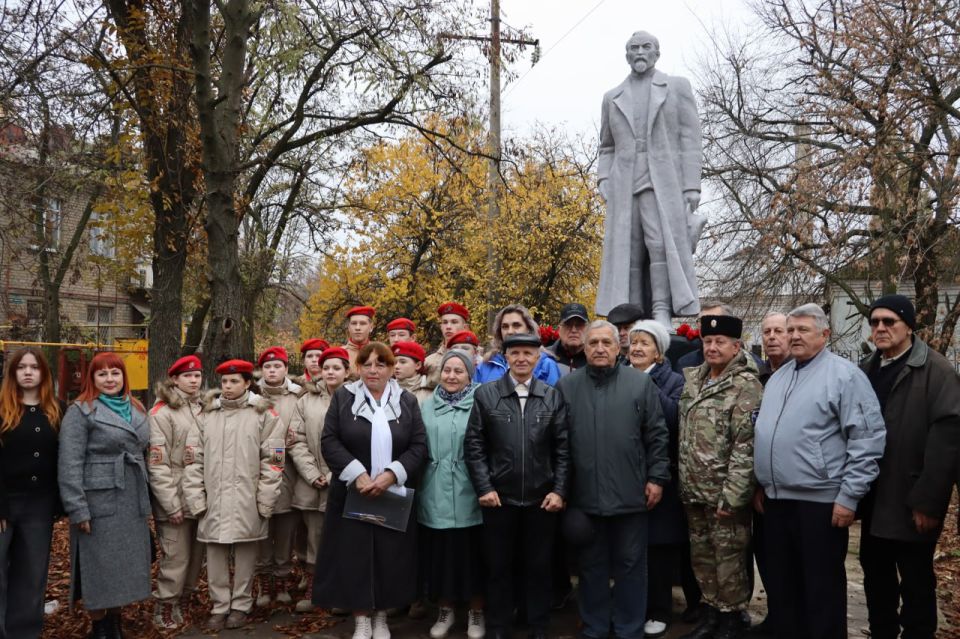 В Стаханове прошло мероприятие у памятника Феликсу Дзержинскому В Стаханове прошло мероприятие у памятника Феликсу Дзержинскому