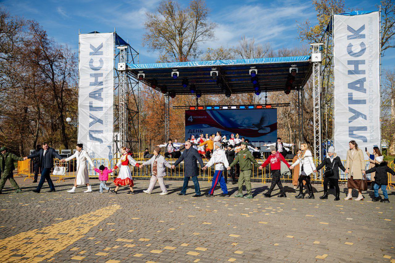 4 ноября сотрудники Райгородского СДК в День народного единства в луганском парке им. М. Горького приняли участие в масштабном культурном мероприятии 4 ноября сотрудники Райгородского СДК в День народного единства в луганском парке им. М. Горького приняли участие в масштабном культурном мероприятии
