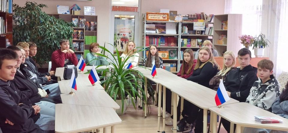5 ноября в рамках празднования Дня народного единства в Славяносербской ЦБ состоялся историко-информационный час «В единстве народов – сила России» для студентов Славяносербского техникума ЛГАУ 5 ноября в рамках празднования Дня народного единства в Славяносербской ЦБ состоялся историко-информационный час «В единстве народов – сила России» для студентов Славяносербского техникума ЛГАУ