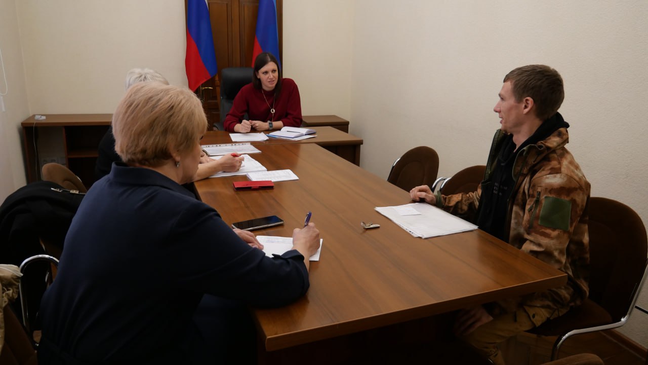 Заместитель Главы администрации муниципалитета Алёна Еськова провела личный прием граждан в администрации столицы ЛНР Заместитель Главы администрации муниципалитета Алёна Еськова провела личный прием граждан в администрации столицы ЛНР