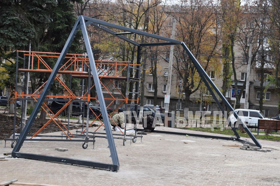 Продолжается модернизация одного из общественных пространств Ровеньков в рамках федерального проекта «Формирование комфортной городской среды» нацпроекта «Инфраструктура для жизни» Продолжается модернизация одного из общественных пространств Ровеньков в рамках федерального проекта «Формирование комфортной городской среды» нацпроекта «Инфраструктура для жизни»